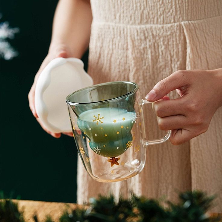 Christmas Tree Shaped Double Wall Glass Mug, 3D Tree Snowflake Glassware with Lid and Handle, Great for Latte, Tea Bag, Beverage, Juice, Water